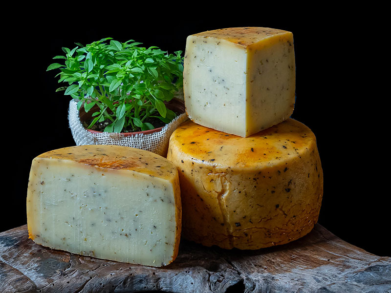 Queso semi albahaca